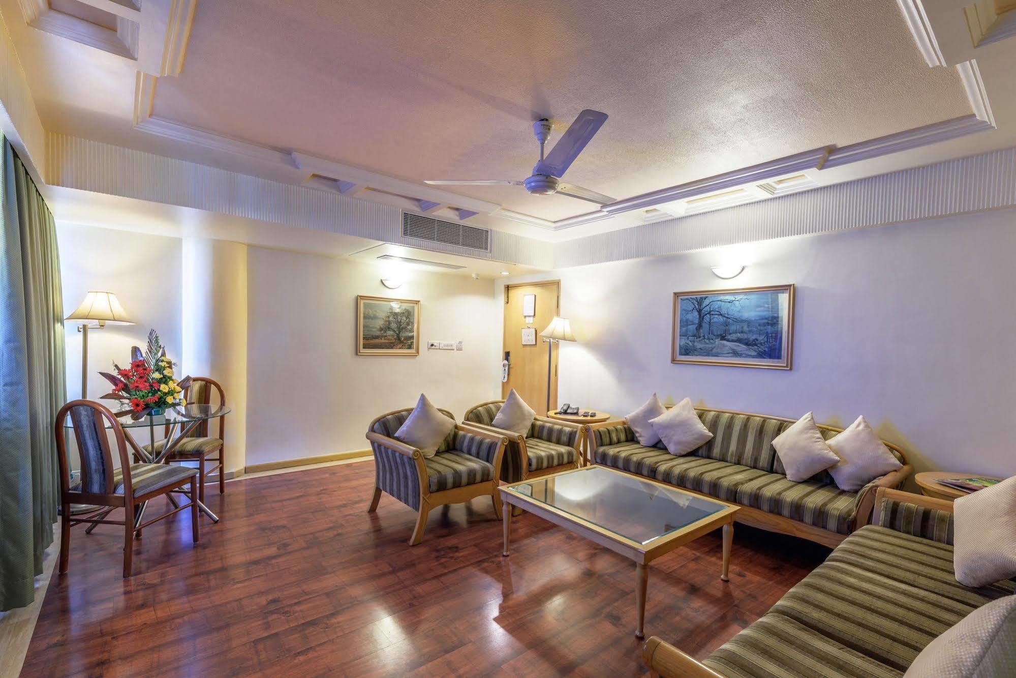 Comfort Inn President Ahmedabad Exterior foto