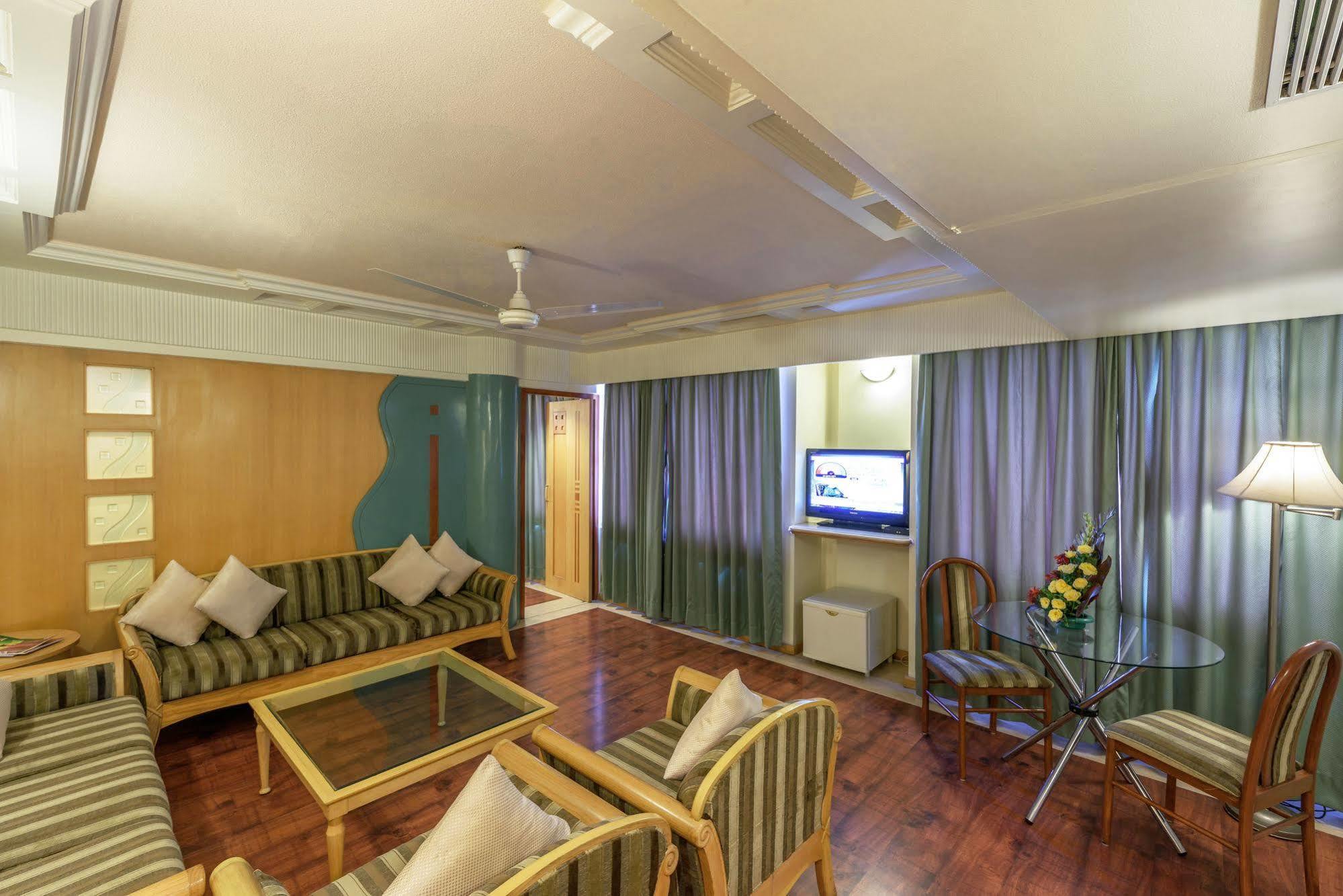 Comfort Inn President Ahmedabad Exterior foto